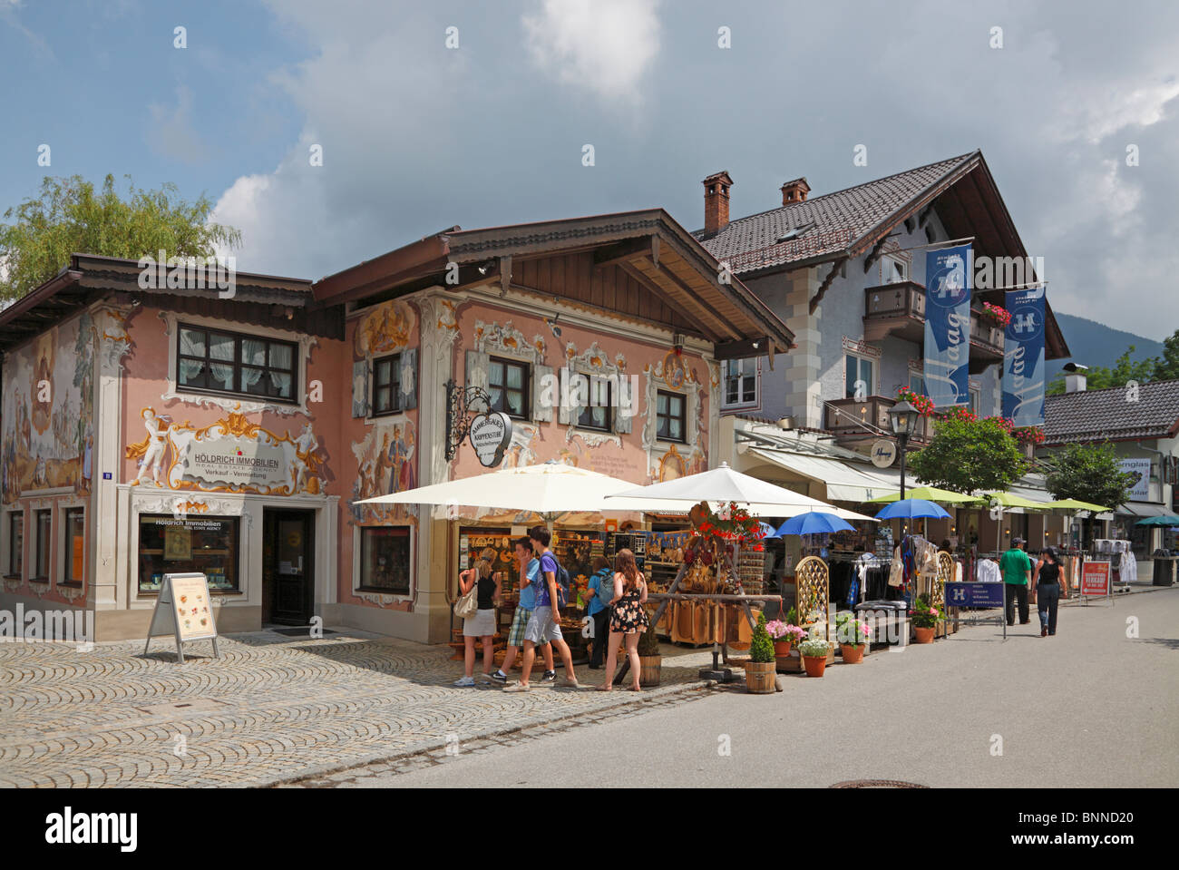 Rue typique, des maisons, et des commerces du centre-ville de Garmisch-Partenkirchen, Oberammergau près de Bavière dans le sud de l'Allemagne Banque D'Images