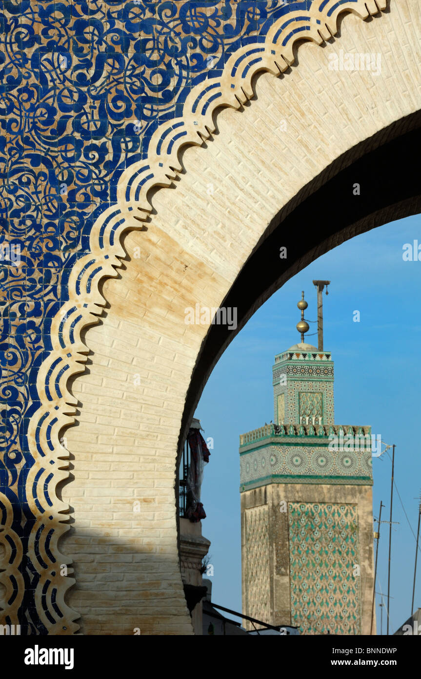 Porte principale de Bab Bou Jeloud, porte ou entrée à la Médina et au Minaret de Bou Inania Medersa ou Medresse, Fès, Maroc Banque D'Images