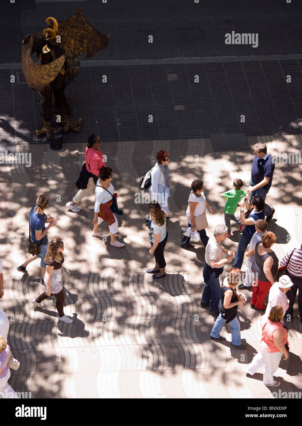 Vue aérienne de Las Ramblas de Barcelone avec une statue vivante EN VUE Banque D'Images