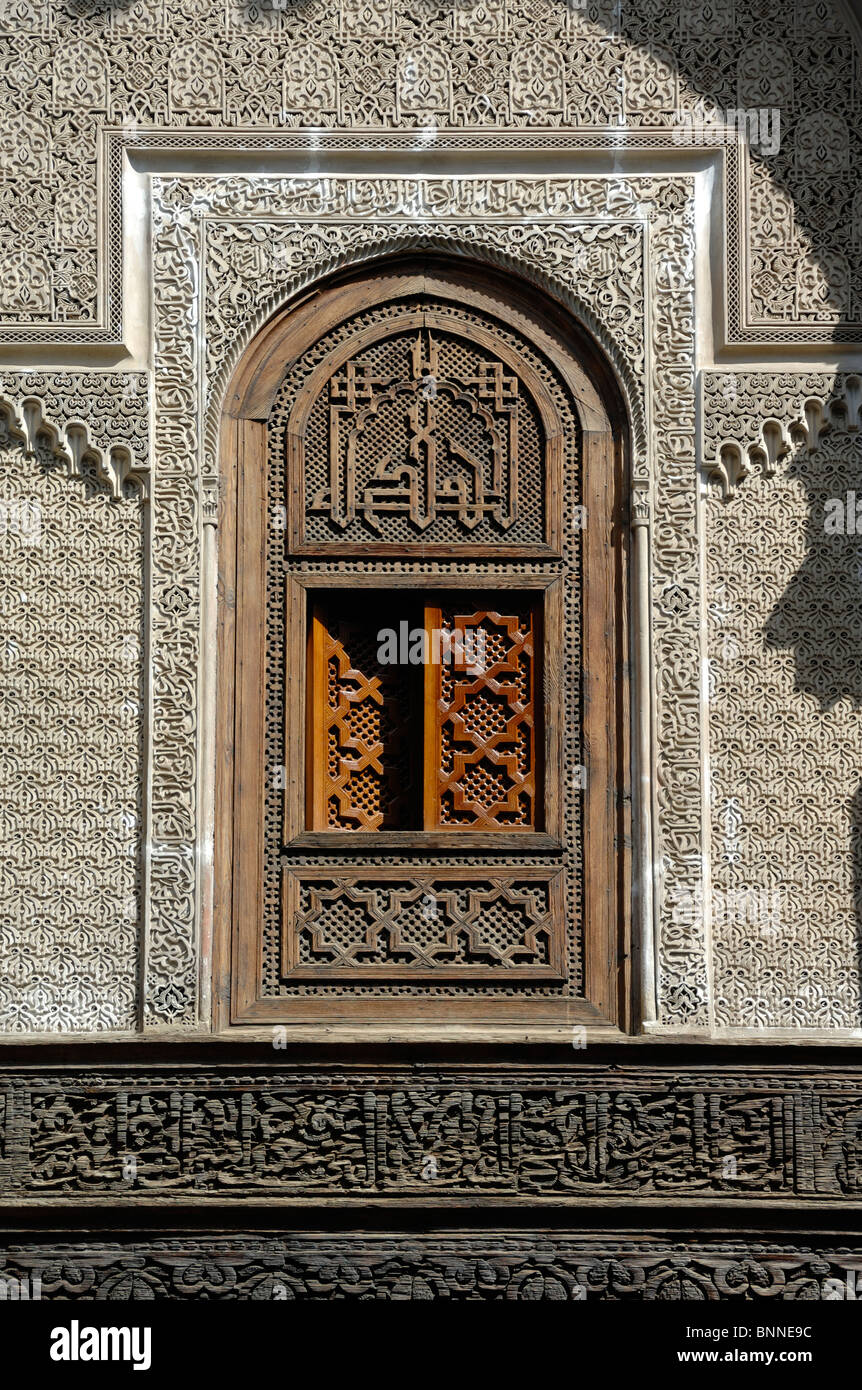 Volets en bois et fenêtre sculptée de l'Attarine Medersa (1323-25) ou de la Medresse alias Al-Attarine Madrasa, Médina, Fès, Maroc Banque D'Images