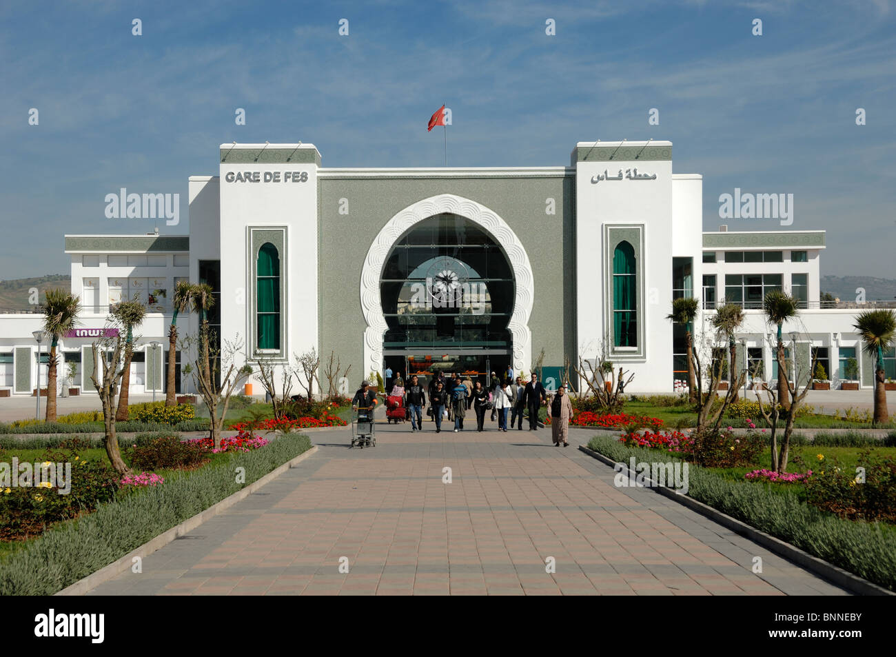 Entrée monumentale orientale, mauresque ou néo-mauresque à la gare de Fès ou à la gare ferroviaire (Gare Ferroviaire) et passagers, Fès, Maroc Banque D'Images