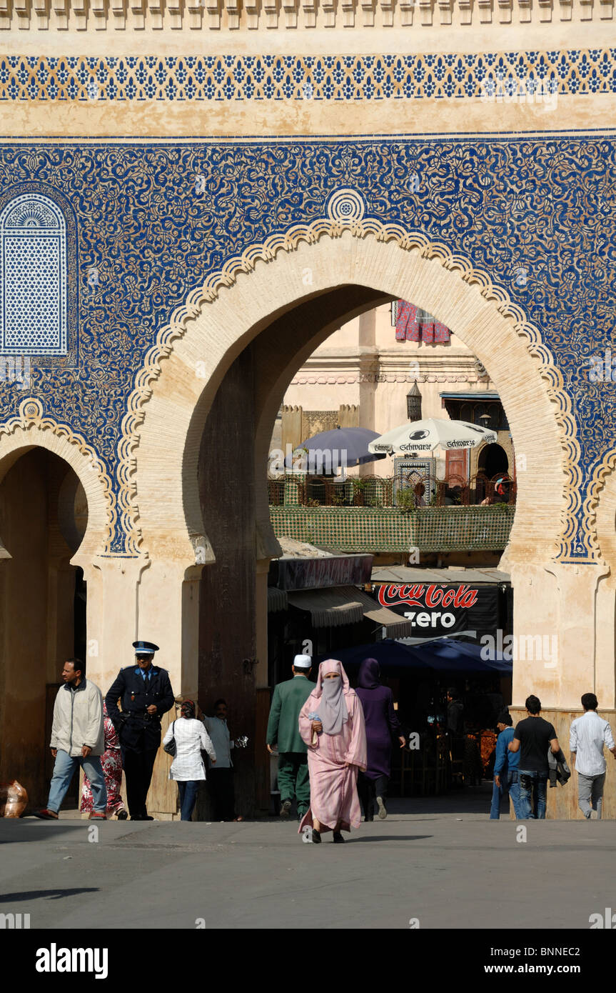 Arche orientale, arche maure ou arche à cheval ou porte principale de Bab Bou Jeloud, porte ou entrée à la médina ou à la vieille ville, Fès, Moroco Banque D'Images