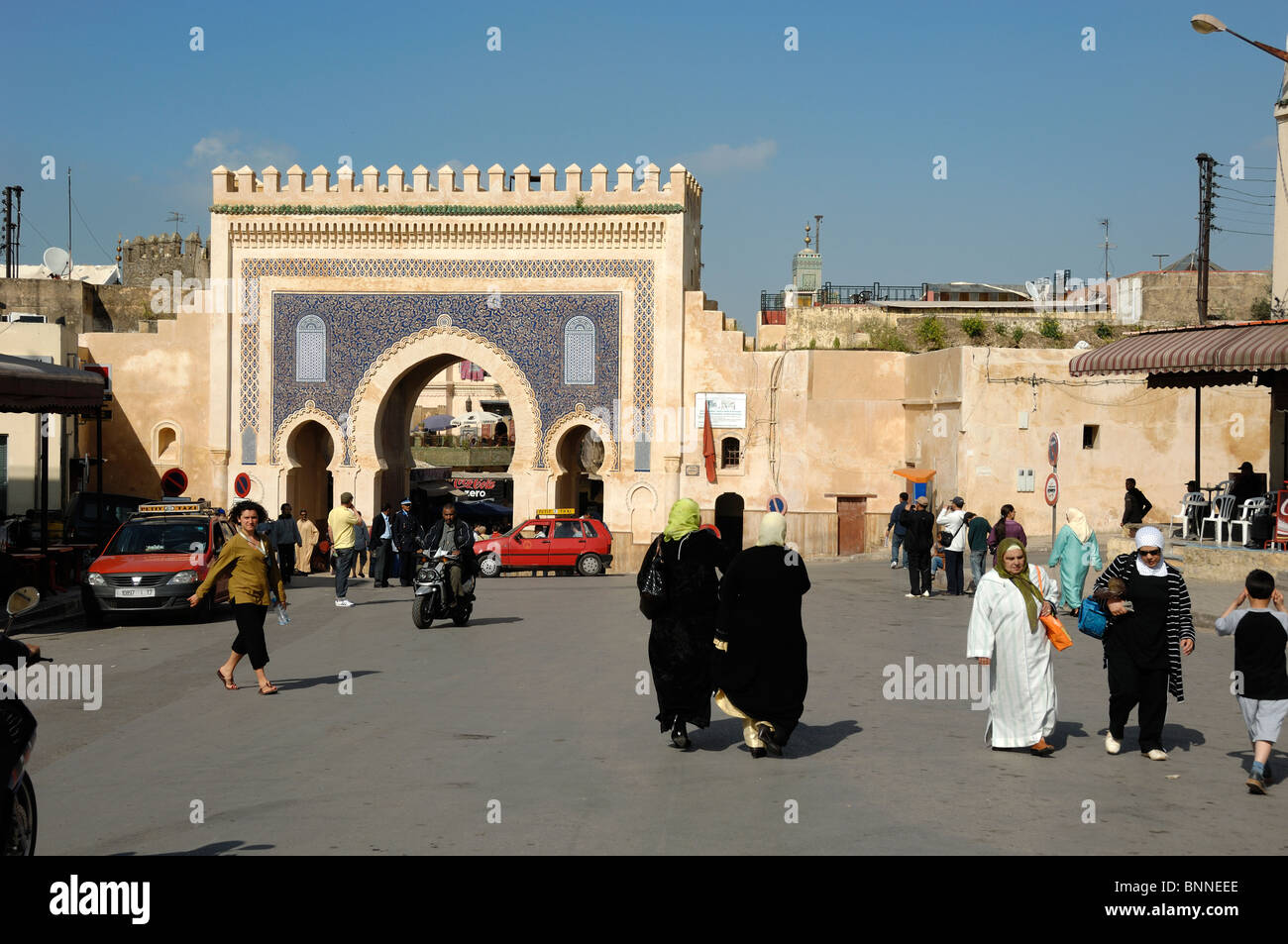 Arche orientale, arche maure ou arche à cheval ou porte principale de Bab Bou Jeloud, porte ou entrée à la médina ou à la vieille ville, Fès, Moroco Banque D'Images
