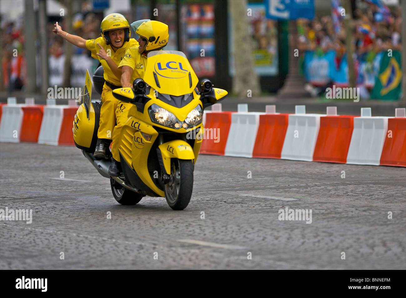 Le LCL conduire guides moto le Tour de France cyclistes professionnels sur  les Champs Elysées à Paris, France Photo Stock - Alamy