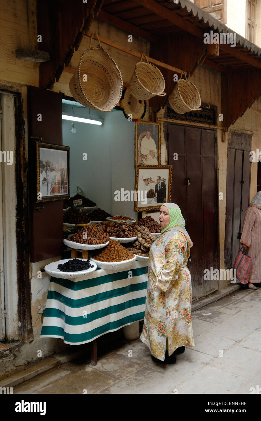 Femme Moroocan Shopping dans un magasin de fruits séchés, décrochage ou stocker dans la médina ou Souk, Fès, Maroc Banque D'Images