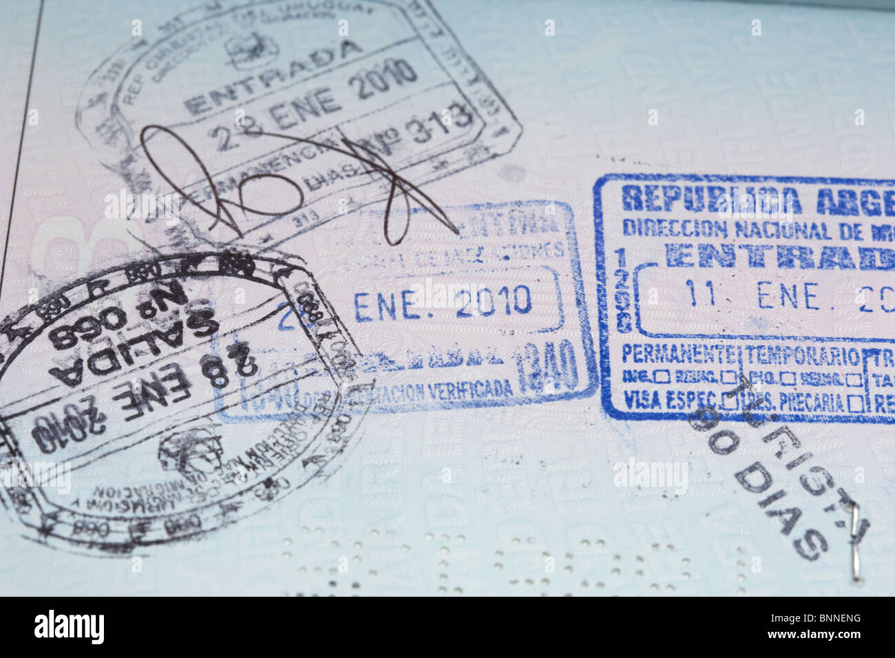 République de l'Argentine et l'uruguay visa d'entrée et de sortie des  timbres dans un passeport irlandais de l'UE Photo Stock - Alamy