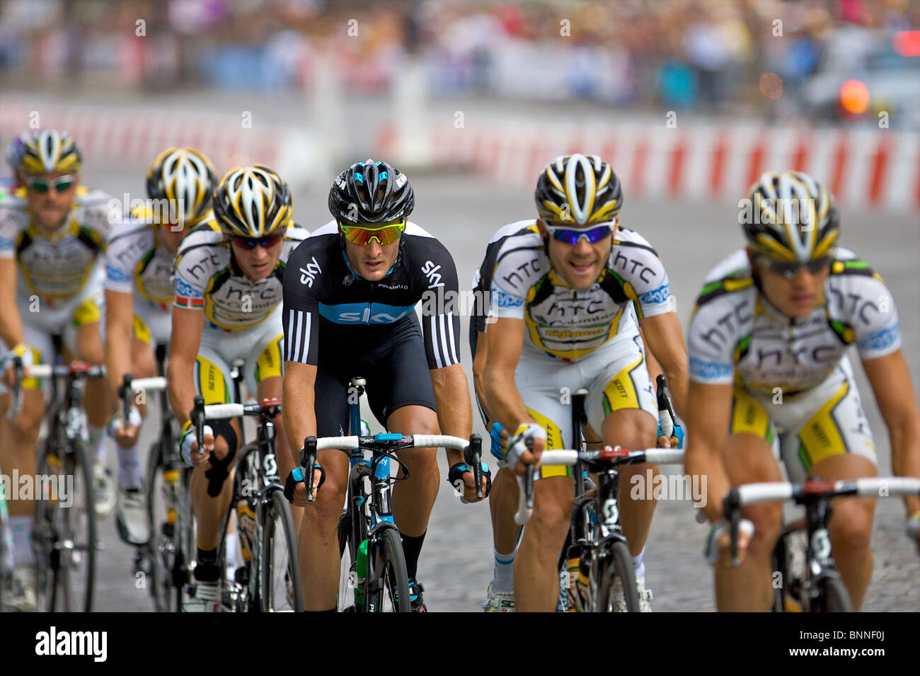 Cycliste professionnel Steve Cummings (Team Sky) se trouve au milieu du train HTC Columbia Banque D'Images