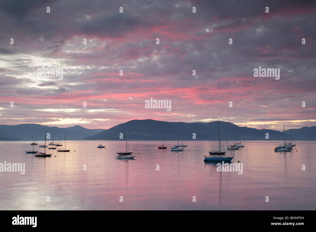Coucher du soleil sur le Firth of Clyde à Gourock en regardant vers la péninsule de Cowal sur la côte ouest de l'Ecosse, Royaume-Uni Banque D'Images