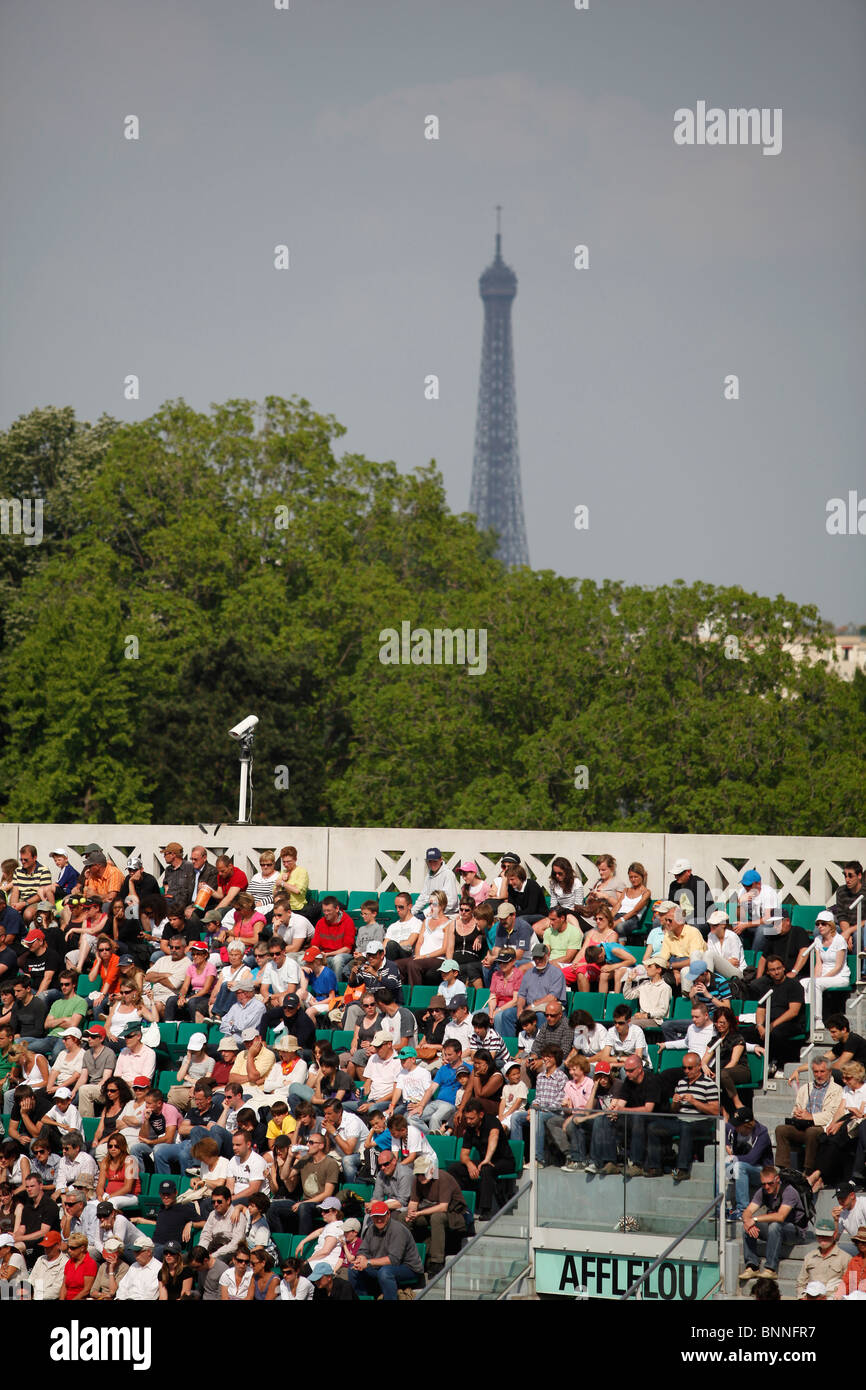 Les spectateurs en haut dans l'Est de l'Open de France 2010 avec la Tour Eiffel en arrière-plan, Roland Garros, Paris, France Banque D'Images