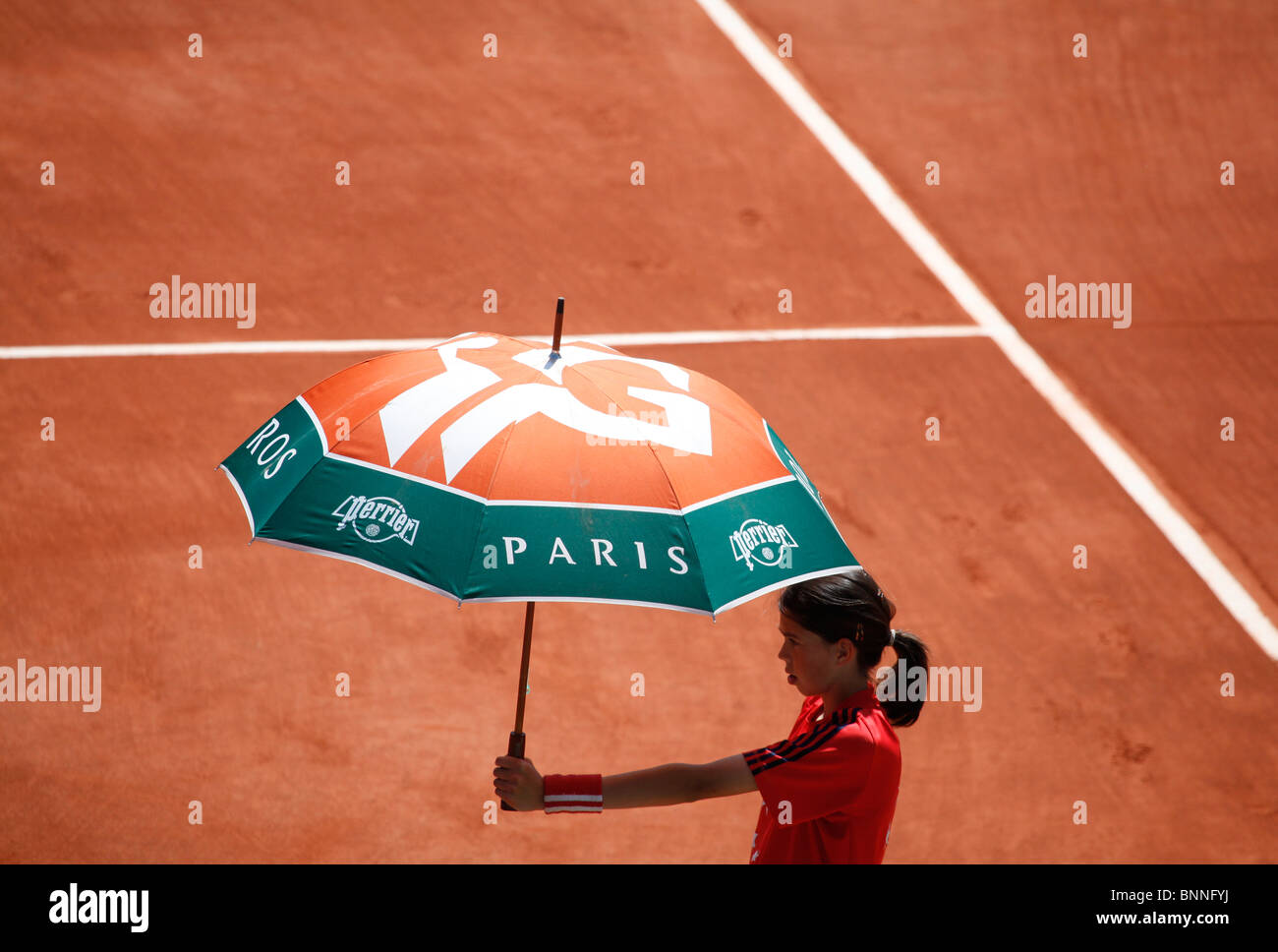 Regardant vers le bas sur un ballgirl tenant un parapluie à Open de France  2010, de Roland Garros, Paris Photo Stock - Alamy