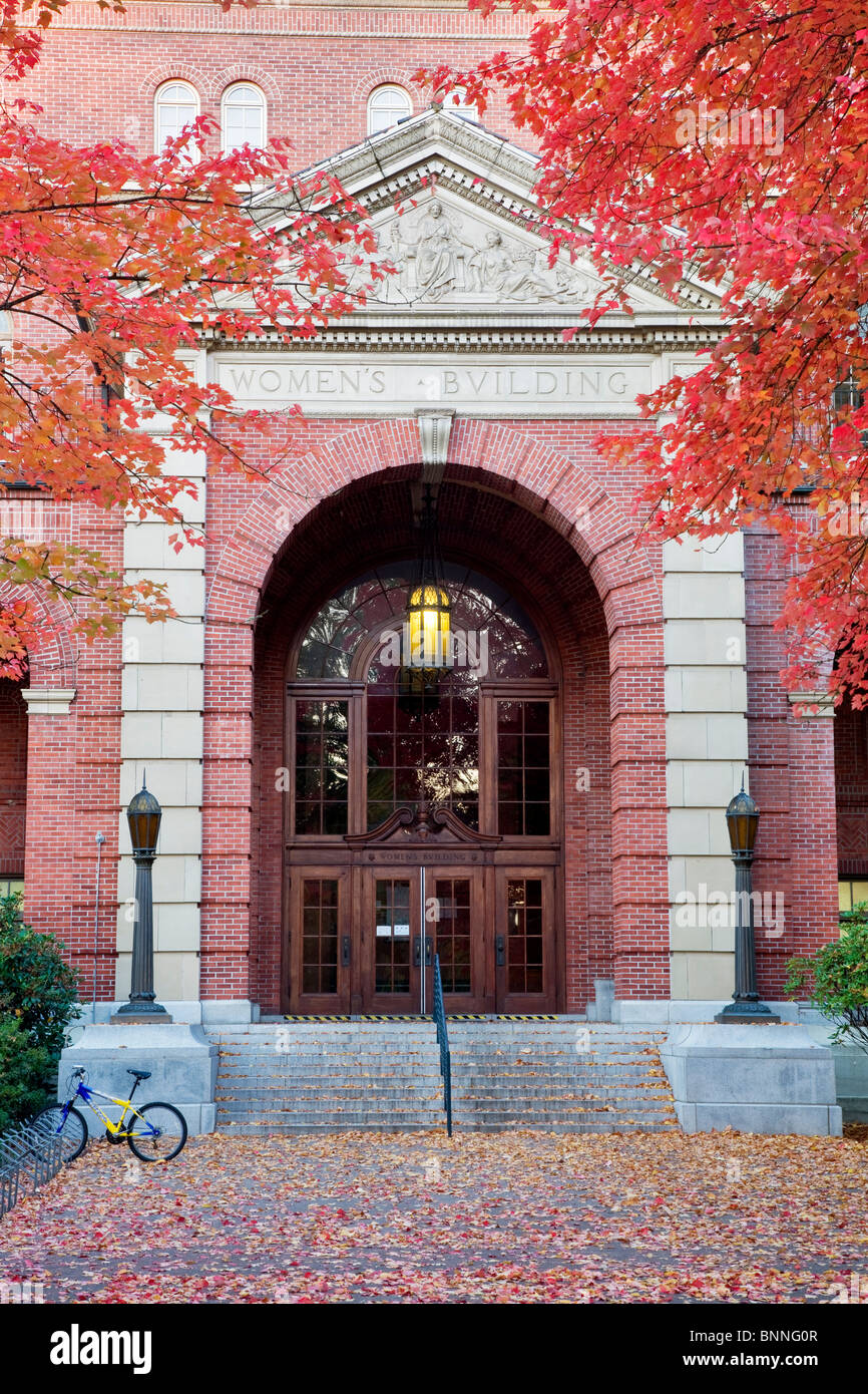 Bâtiment de la femme avec la couleur de l'automne. L'Université de l'Oregon. Banque D'Images