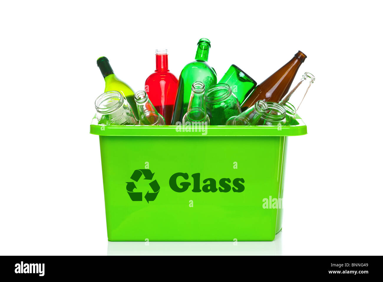 Photo d'un bac de recyclage de verre vert isolé sur un fond blanc. Banque D'Images