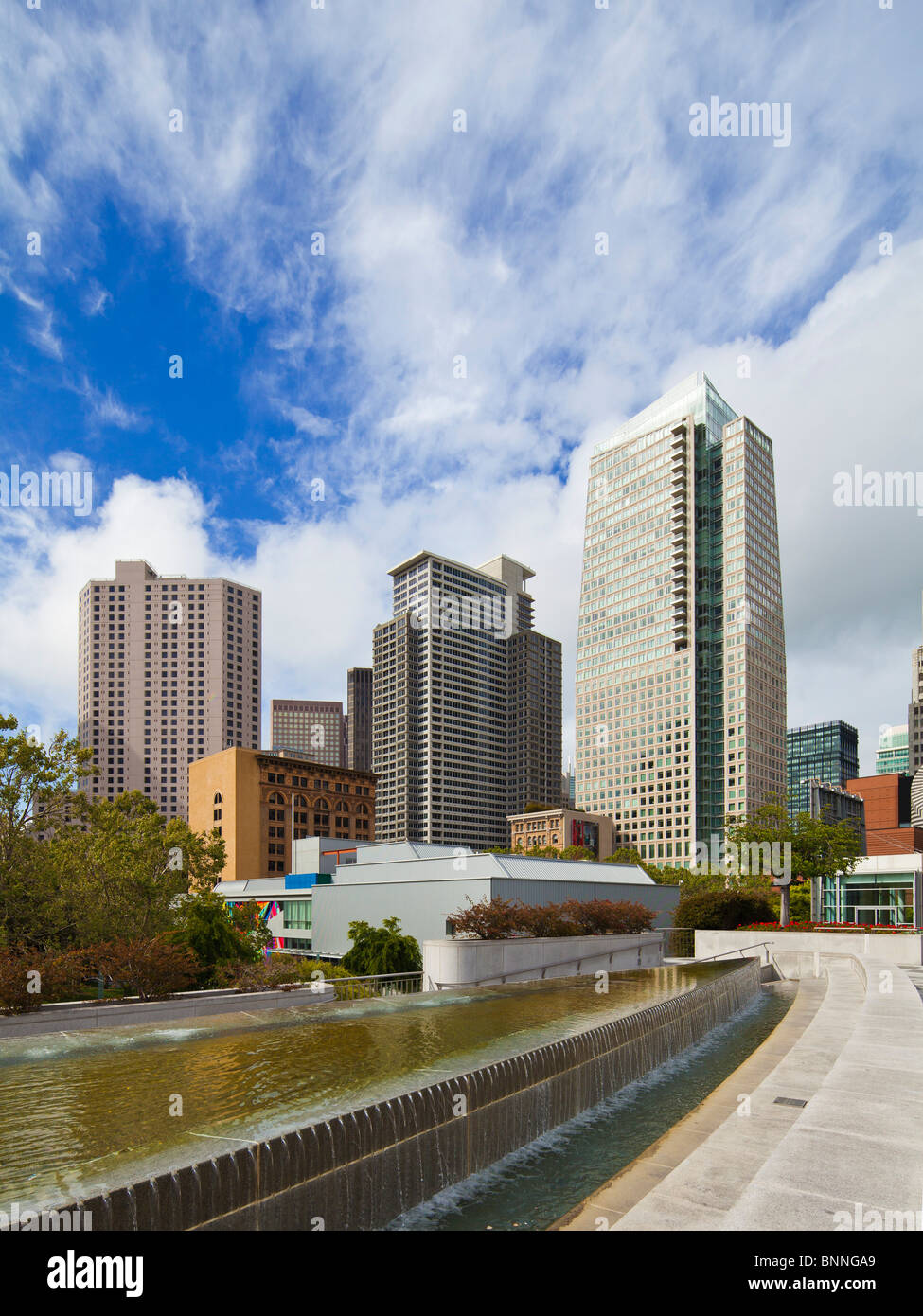 2010 San Francisco Skyline et les jardins Yerba Buena Banque D'Images