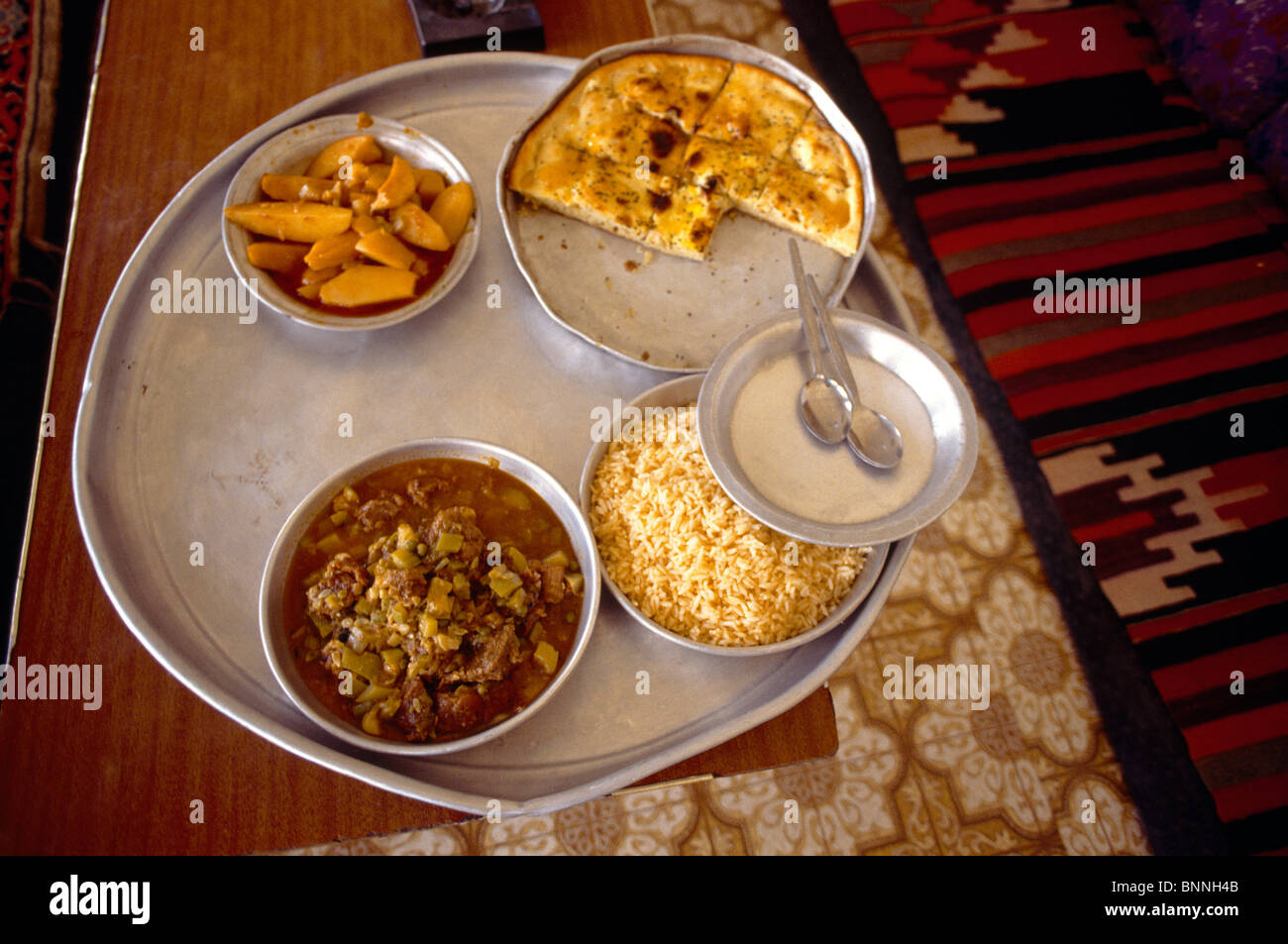 Hajrah Yemen nourriture yéménite dans des assiettes et sur plateau Banque D'Images
