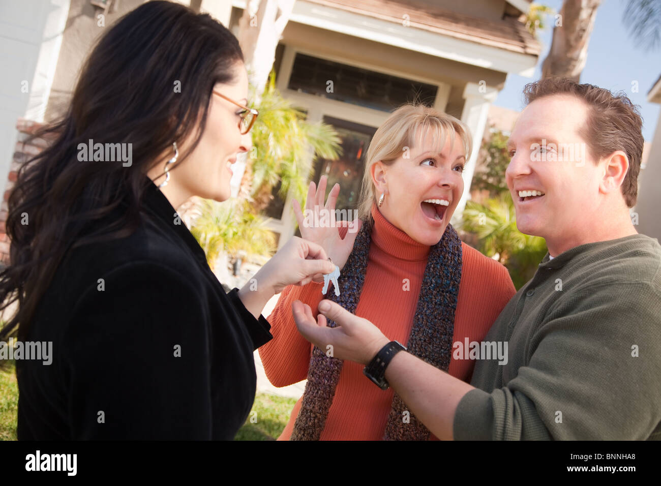 Portrait de l'agent immobilier que de nouvelles clés de maison pour couple excité. Banque D'Images