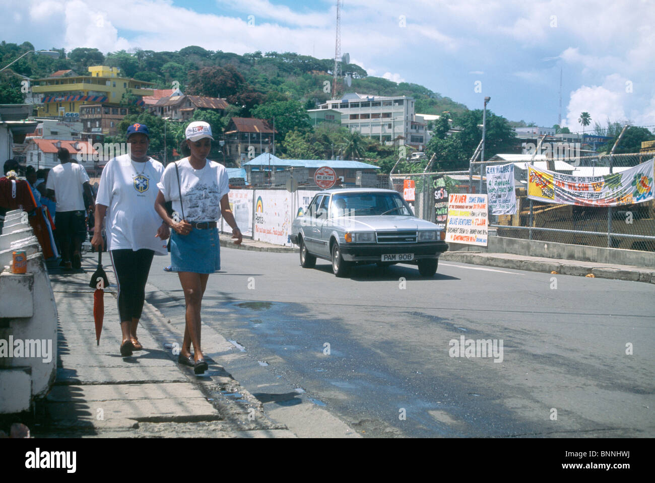 Port d'Espagne Trinité-voiture de la conduite sur route en train de marcher sur la chaussée Banque D'Images