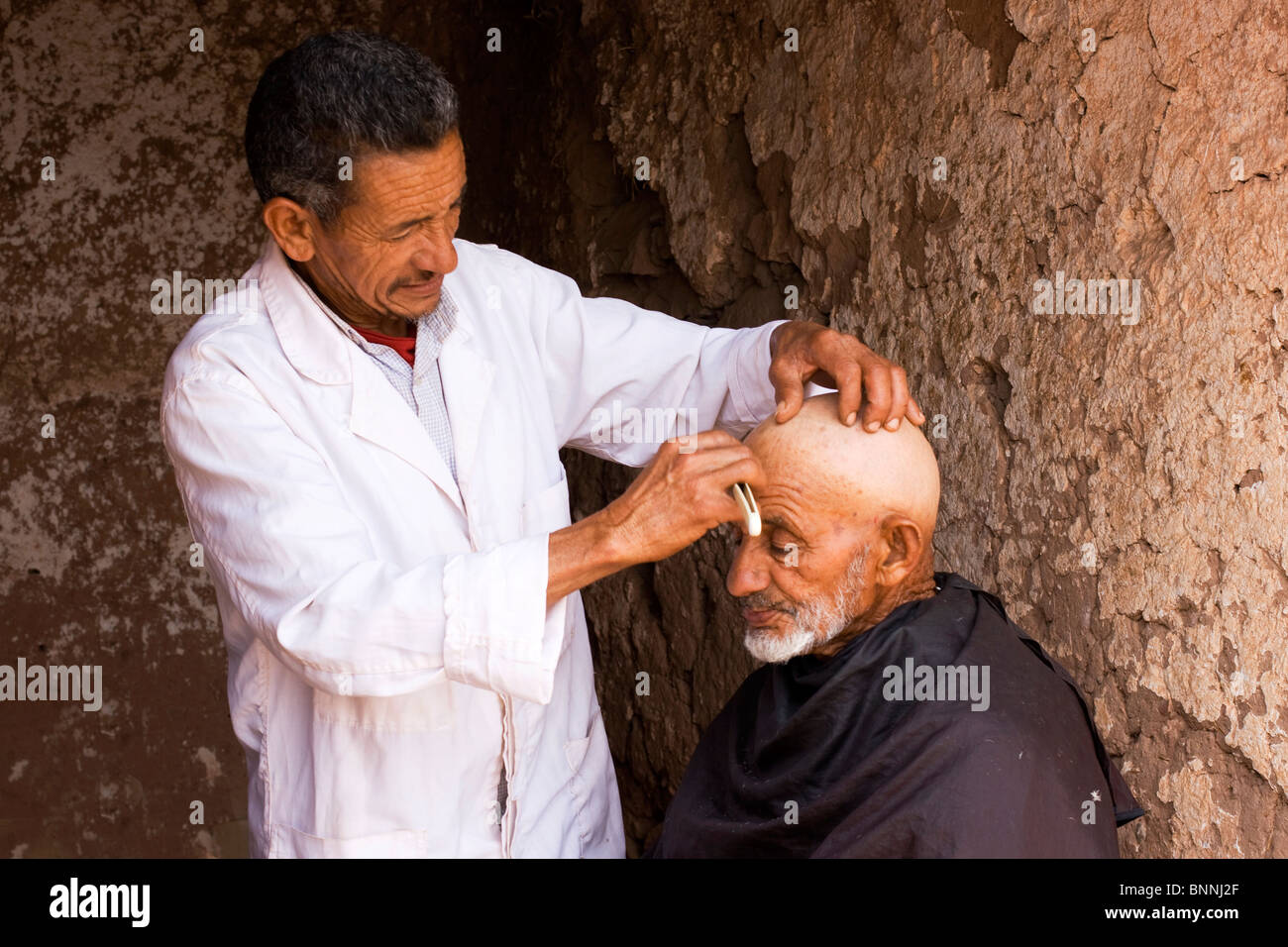 Salon de coiffure et le client dans le marché du vendredi dans la vallée de l'Ourika près de Marrakech Banque D'Images