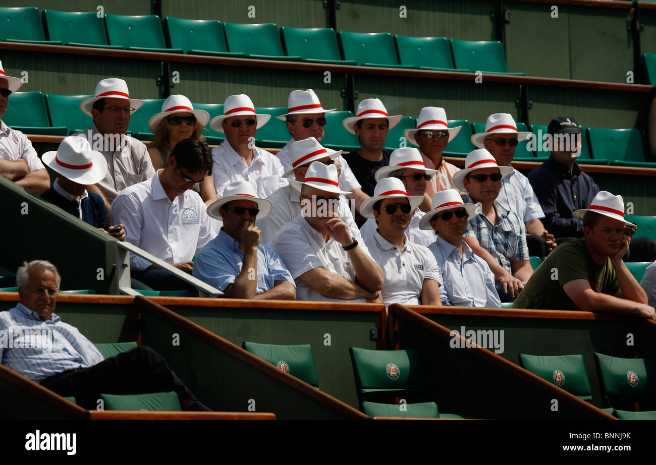 Groupe des spectateurs avec le Panama chapeaux dans la boîte VIP à l'Open de France 2010, de Roland Garros, Paris, Banque D'Images