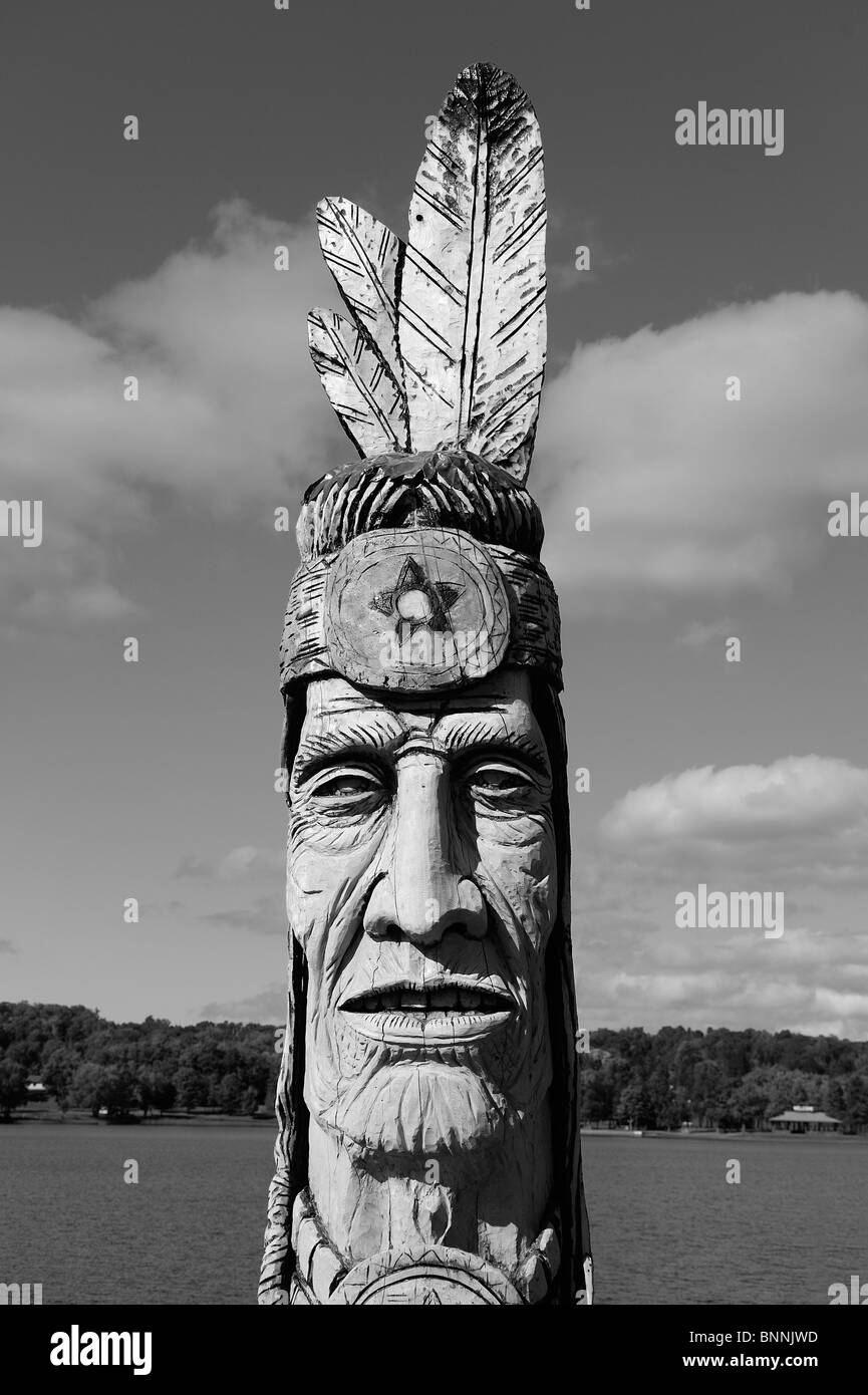 Statue indienne en bois Petit Lac Michigan Wakefield USA Amérique États-Unis d'Amérique, Lake Banque D'Images