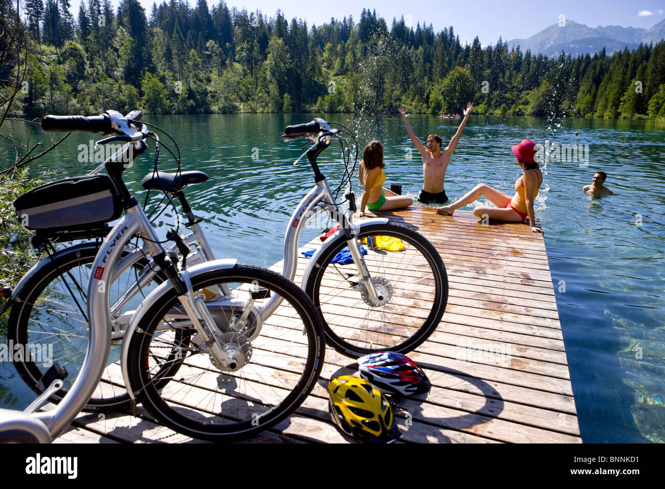 La Suisse Suisse baignoire chat Crestasee eté sport temps libre des vélos électriques canton des Grisons Grisons Suisse Groupe baignent Banque D'Images