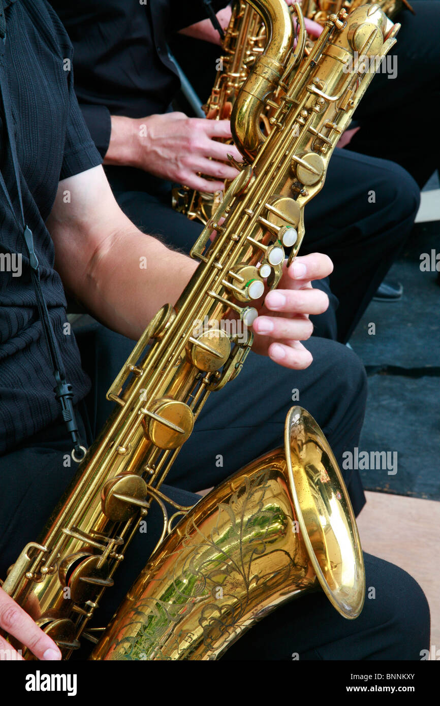 Saxaphone player dans le brass band à pique-nique dans le parc burnham on sea Banque D'Images
