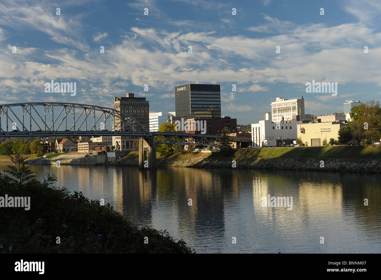 Vue sur le centre-ville Kanawha River Charleston West Virginia USA America United States of America town river bridge Banque D'Images