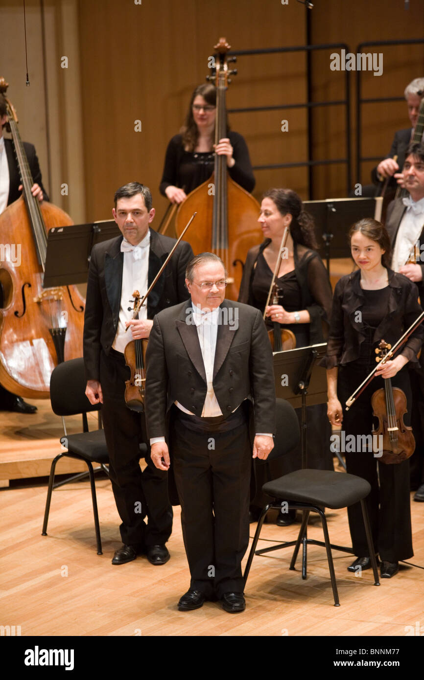 Les membres de l'Orchestre Philharmonique de Anima Eterna effectuer sur scène à MUPA, Conductor : Jos van Immerseel le 27 avril, 2010 Banque D'Images