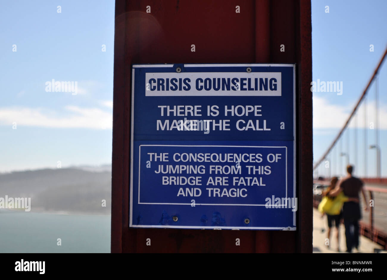 États-unis San Francisco Golden Gate Bridge inscrivez-shield suicide Le suicide jump conseils consultation alerte crise couple paire pont Banque D'Images