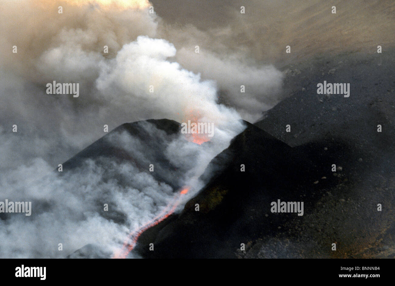 L'éruption du volcan Etna Sicile Italie feu flamme foyer géologie de