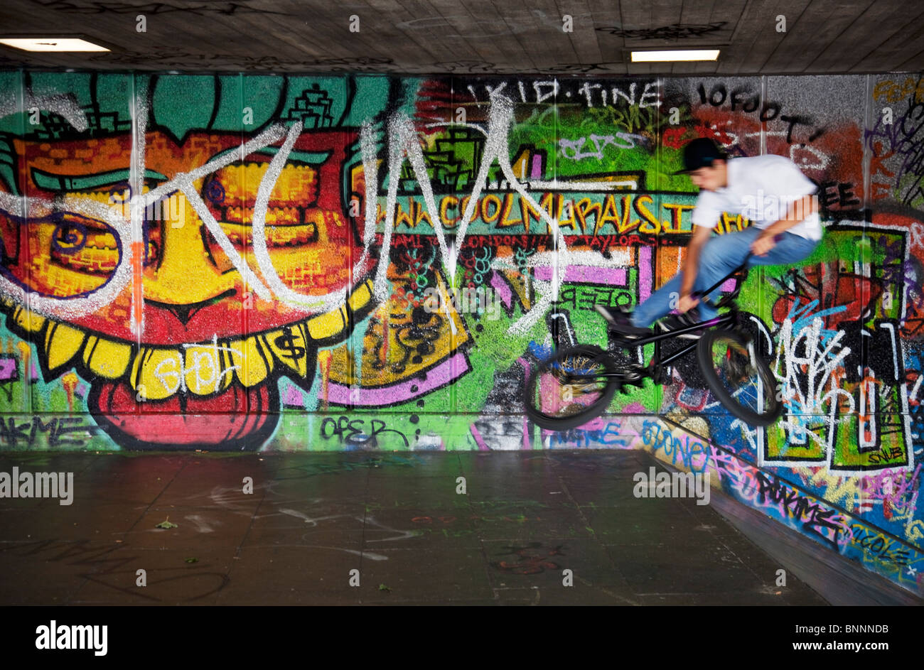 L'undercroft sur la Southbank, populaire avec BMX tricks et compétences, graffiti artistes etc. Banque D'Images