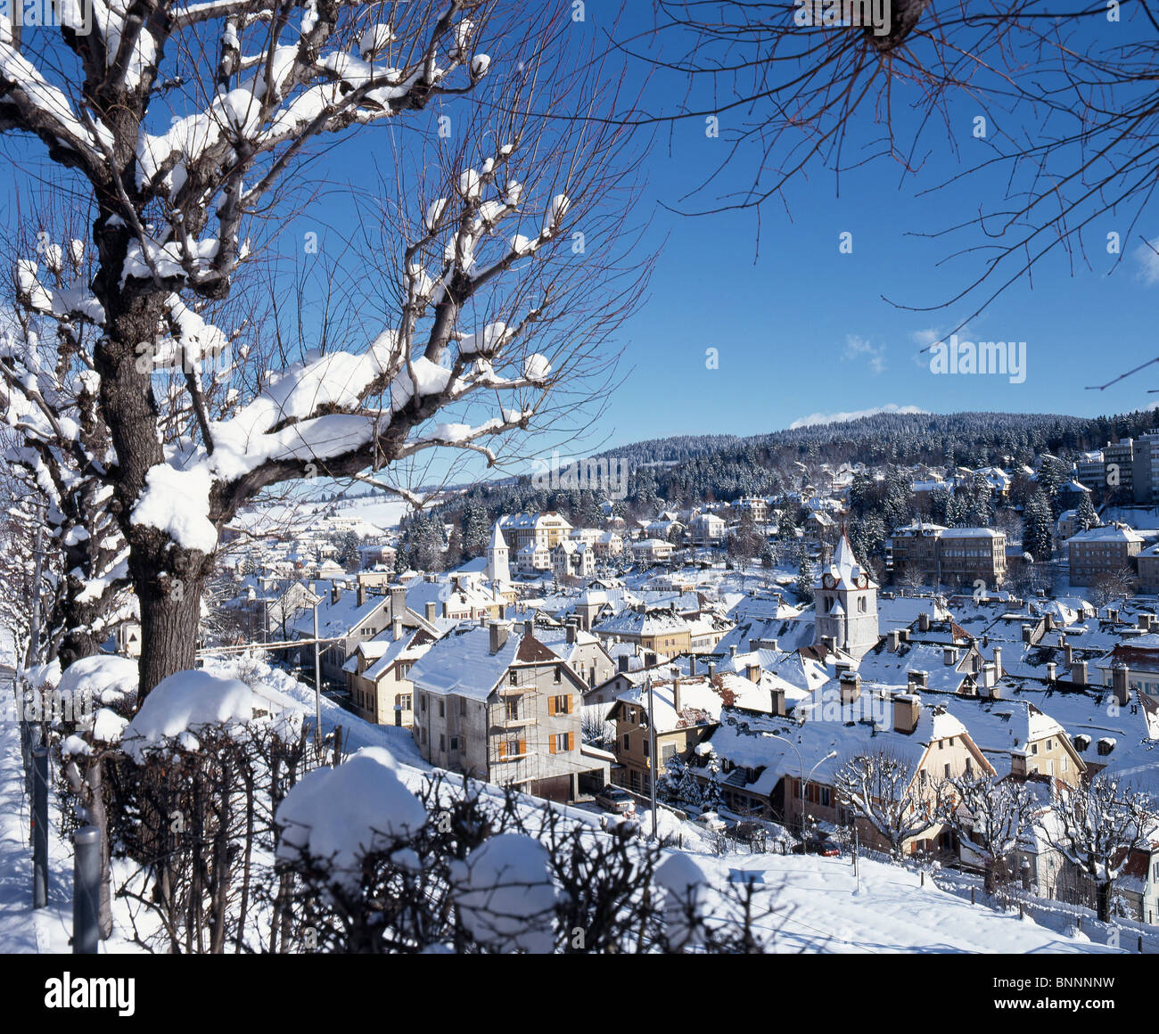 La Suisse Suisse Le Locle Hiver Neige Town City Apercu Loi Canton Neuchatel Neuenburger Arbres Ciel Bleu Ciel Photo Stock Alamy