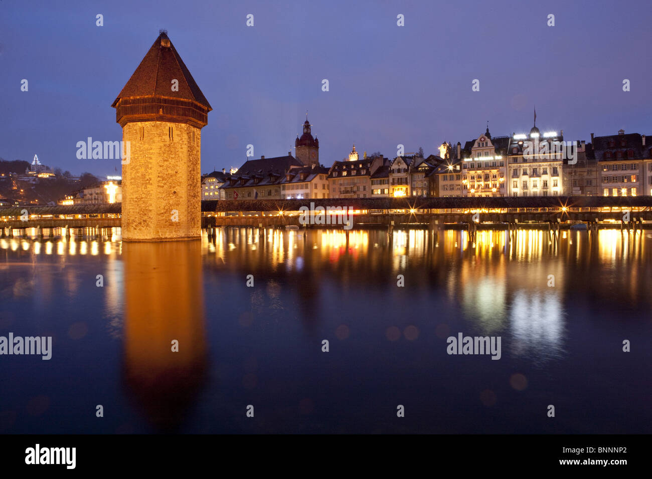 L'hiver le débit de la rivière Reuss Lucerne brook plan d'eau la construction de l'Avent Noël dans le canton de Lucerne Vierwaldstättersee Banque D'Images