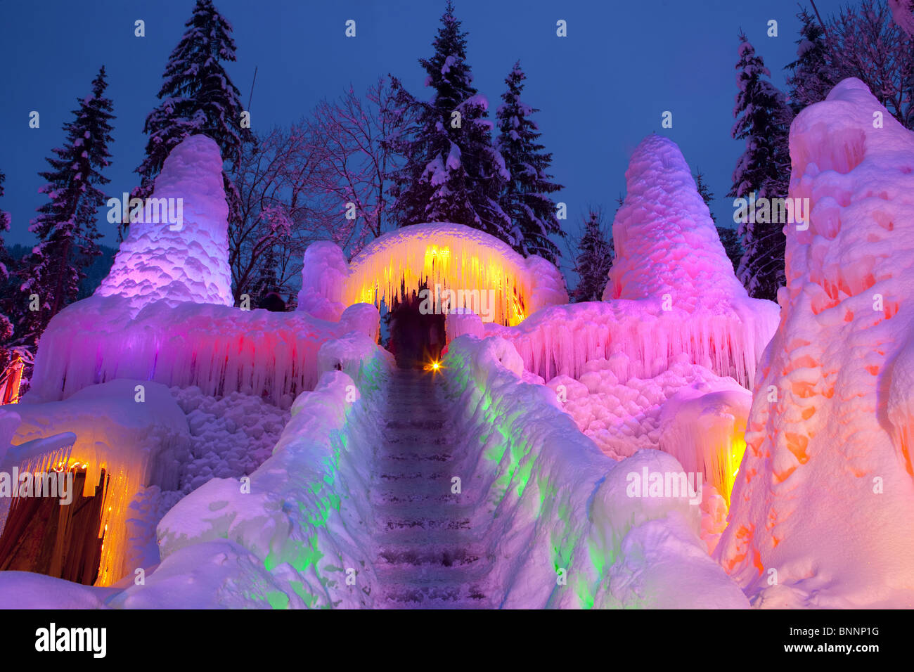 Lac Noir FR patinoire ice ice sculpture château de conte de fées dans l'éclairage du soir arrangement enquête canton Banque D'Images