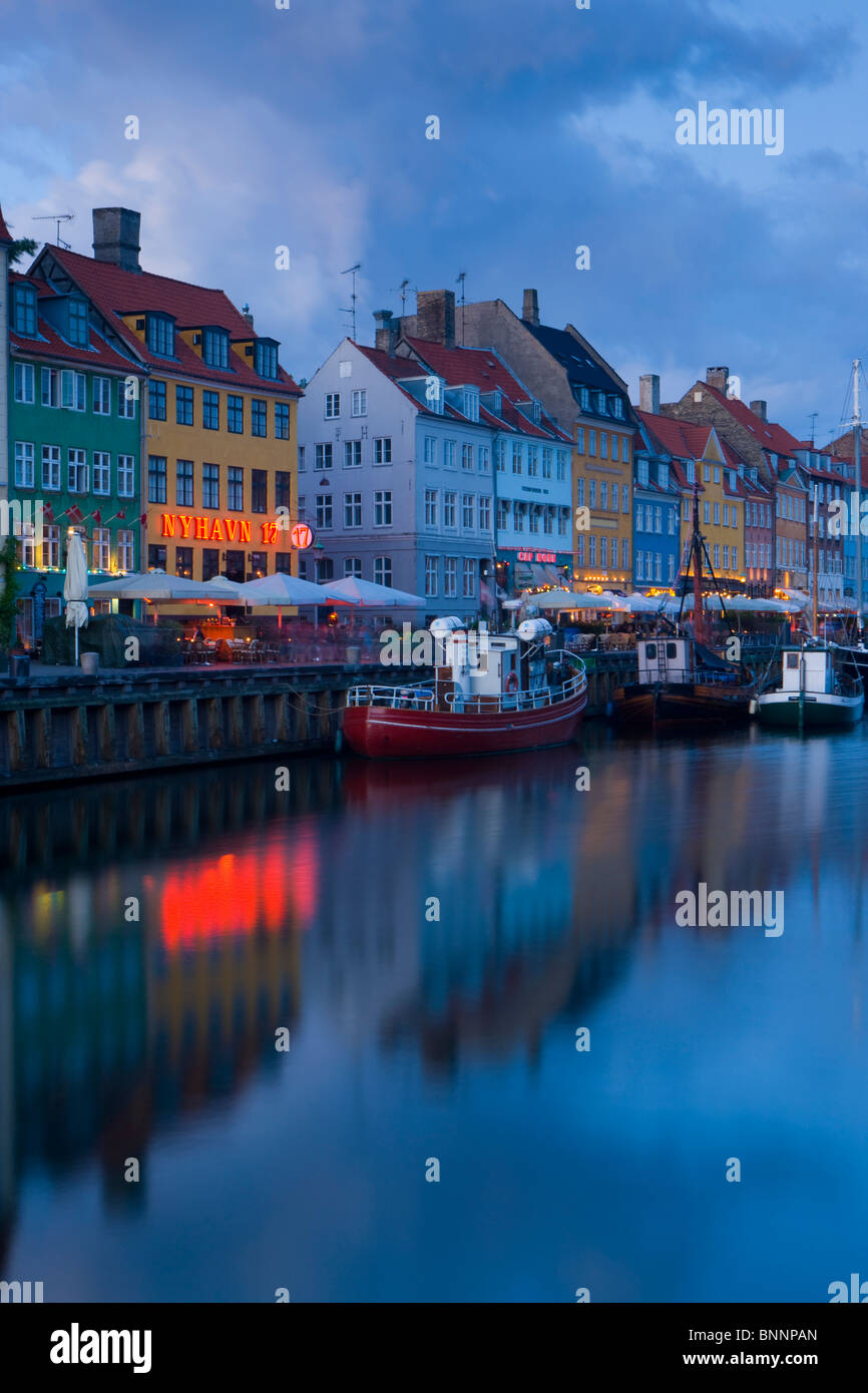 Kobenhavn Danemark Nyhavn de Copenhague, capitale de la Nouvelle-Zélande harbour port des navires de mer maisons maisons crépuscule crépuscule, éclairage Banque D'Images