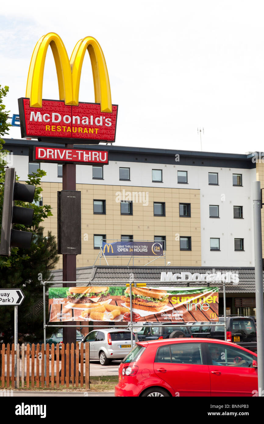 McDonald's signe et logo de l'entreprise post avec drive-thru signat West Quay, Southampton Banque D'Images