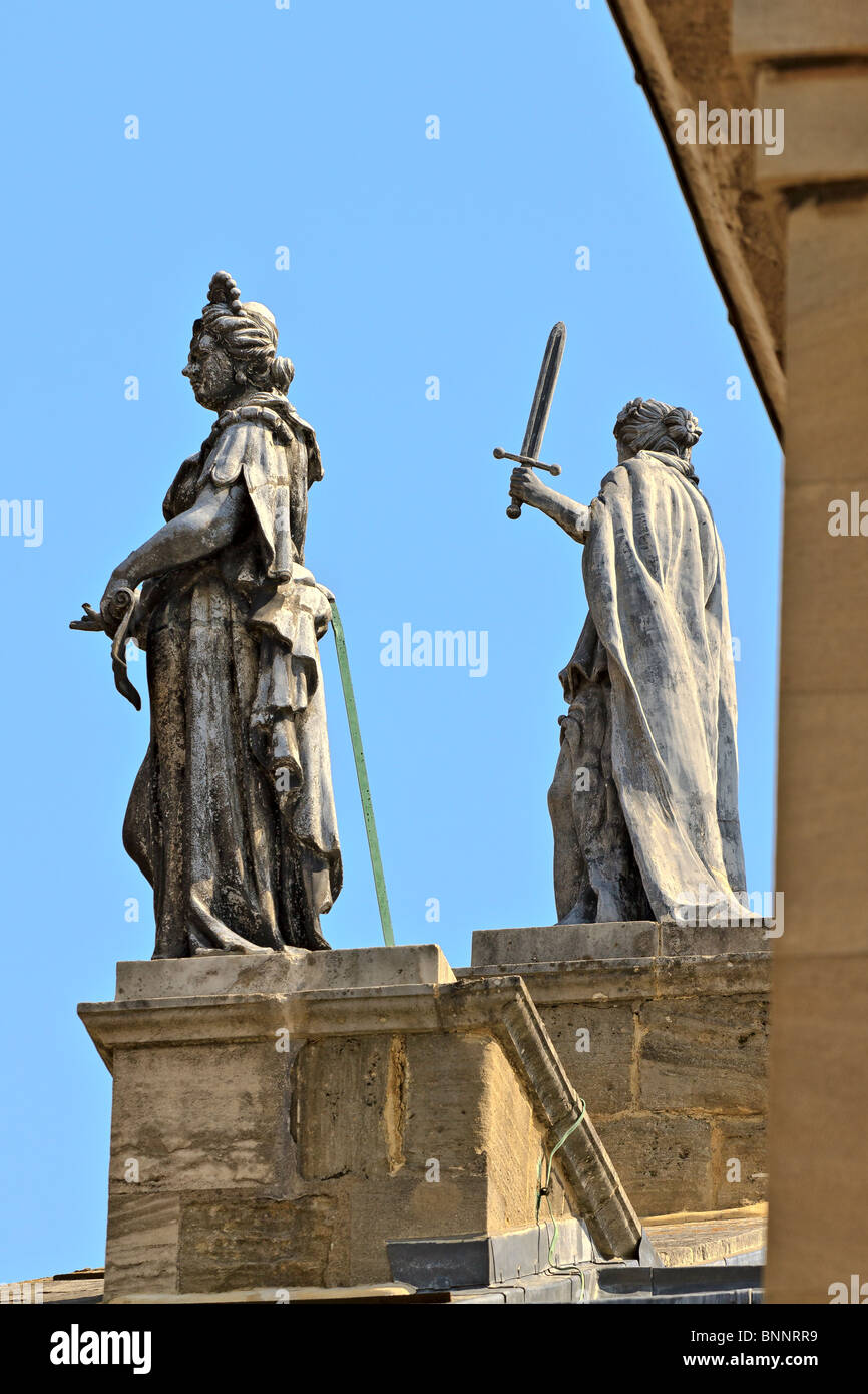 Oxford UK UNE Muse sur le Clarendon Building Banque D'Images