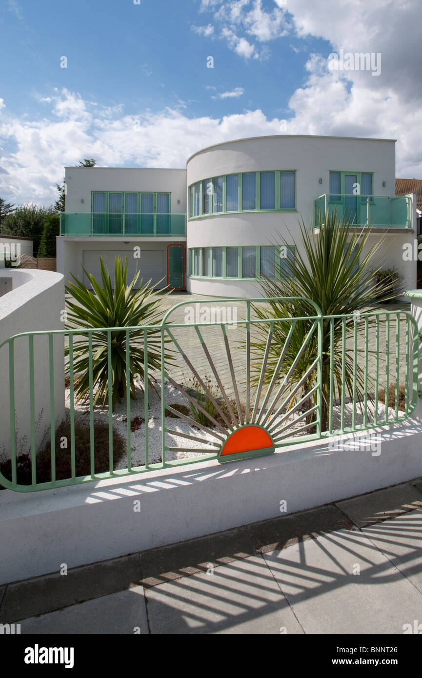 Maison Art déco avec des murs blancs et des garde-fous aux sunrise distinctif Frinton and-sur-Mer, partie de Frinton and unique Park Banque D'Images