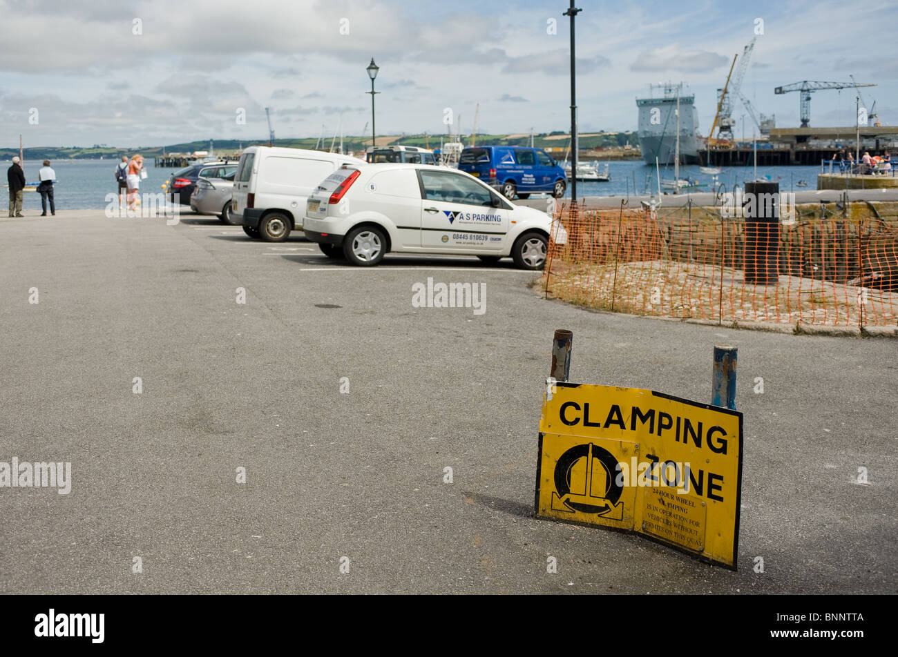 Un signe de serrage dans un parking à Falmouth en Cornouailles. Banque D'Images