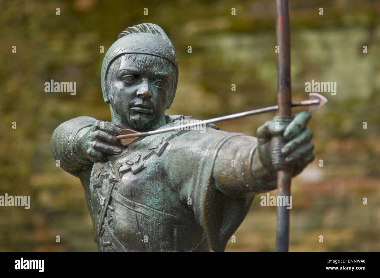 Statue en bronze de Robin Hood, à l'extérieur des murs du château de Nottingham, ville de Nottingham, Nottinghamshire, England, UK, FR, EU, Europe Banque D'Images