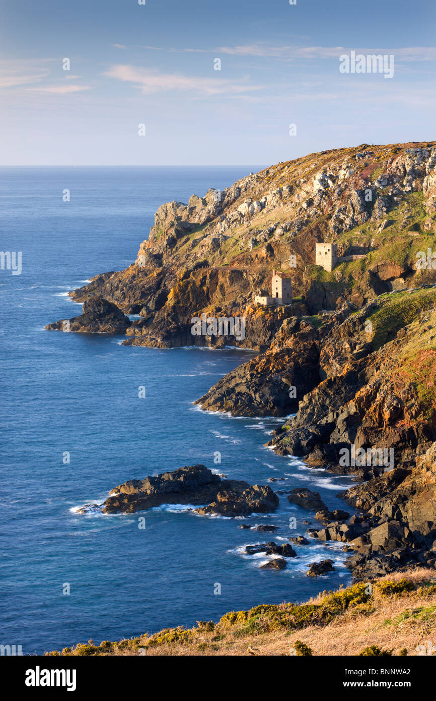 La mine d'étain couronnes engine maisons sur la côte atlantique près de Cornouailles Botallack, Cornwall, Angleterre. Printemps (avril) 2010. Banque D'Images
