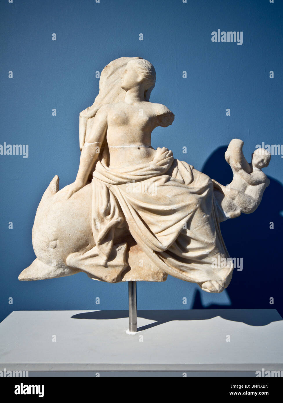 D'Aphrodite statuette équestre un dauphin du sanctuaire de Poséidon sur l'île de Thasos. Ca. 2nd-1er c. BC. Banque D'Images