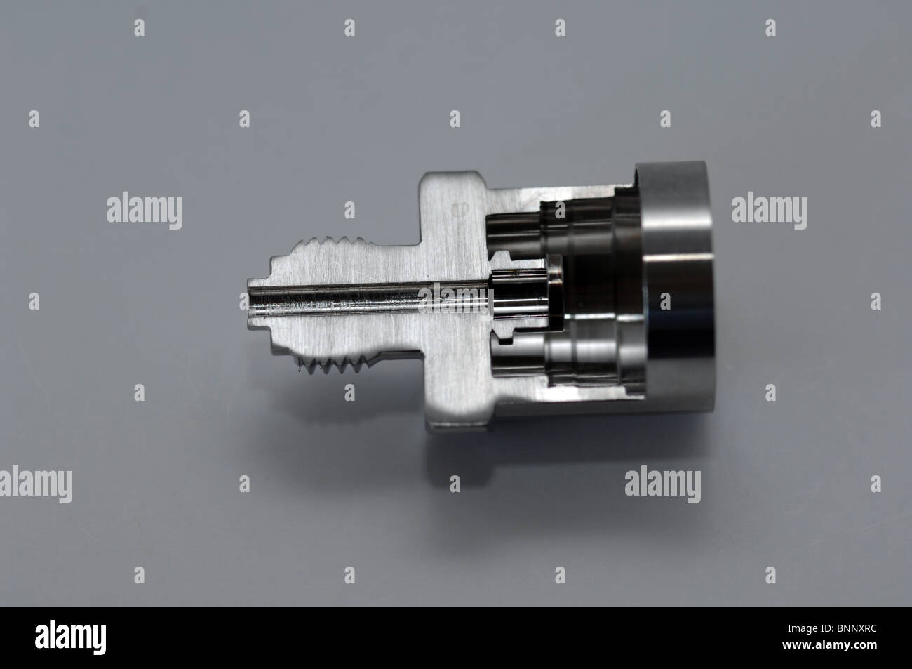 Capteur de pression électronique avec montage fileté, vue en coupe Banque D'Images