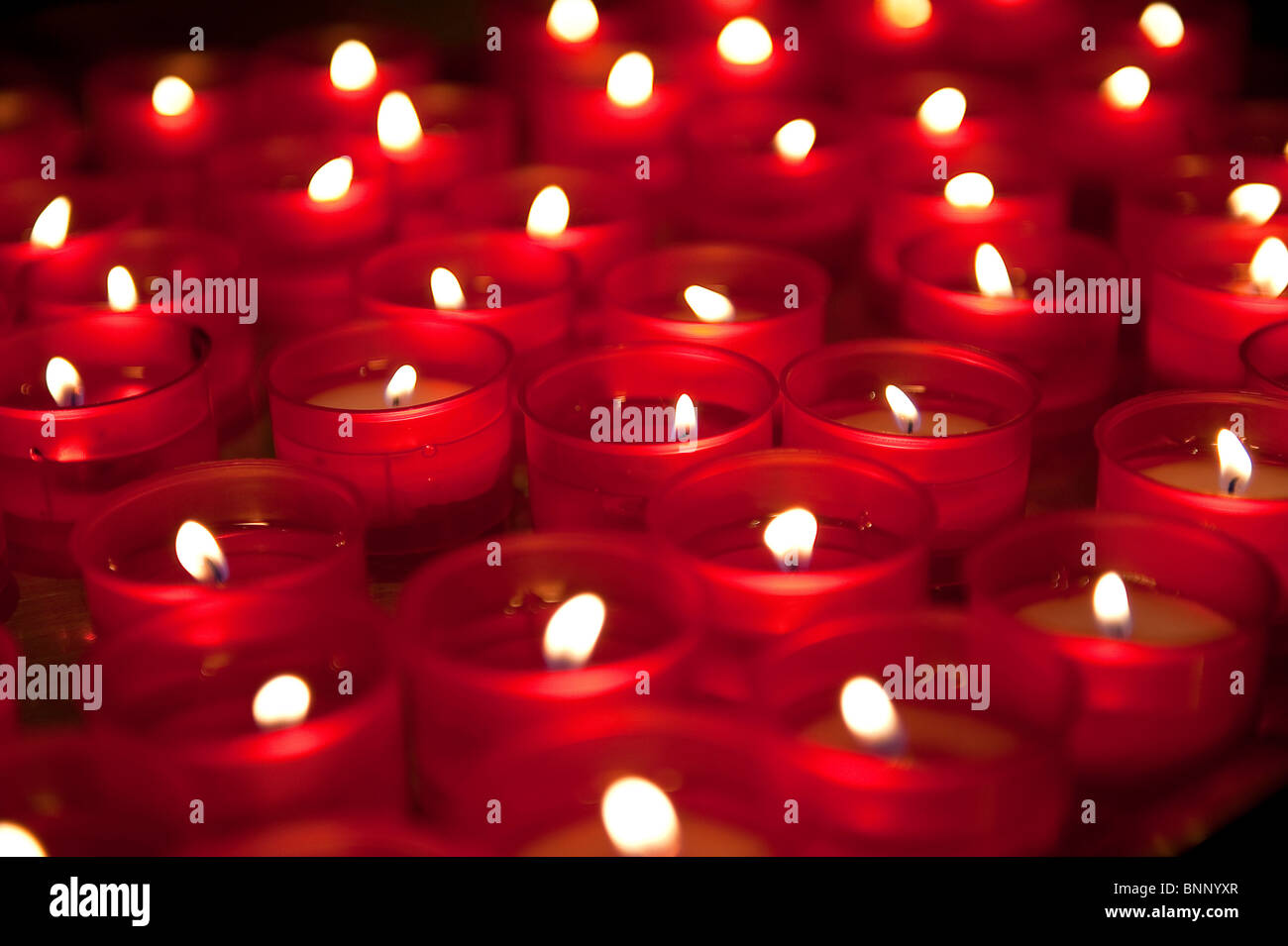 La religion de masse des feux rouges flammes des bougies bougies Banque D'Images La religion de masse des feux rouges flammes des bougies bougies Banque D'Images