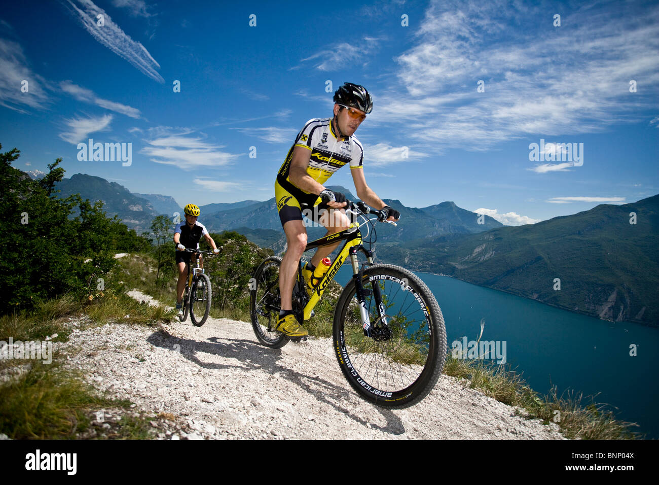 Vtt lac de Garde Pregasina Trentino Italie rouler à vélo location de vélo  Vélo VTT homme d' équilibre de compétences sport Alpes Photo Stock - Alamy