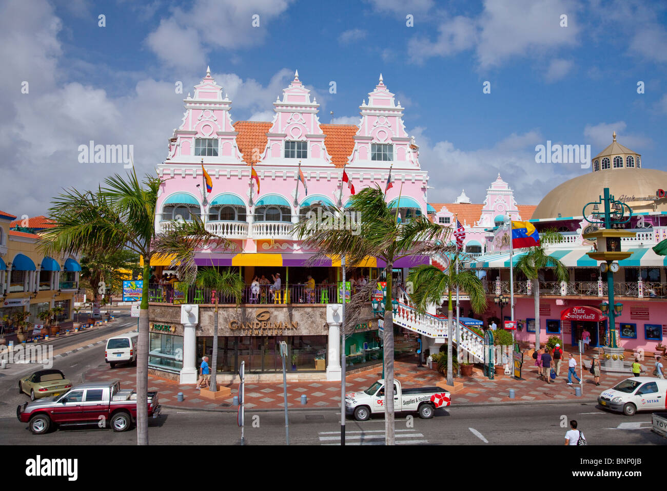L'architecture néerlandaise à Oranjestad, Aruba, rue main par les voitures, les Antilles néerlandaises. Banque D'Images