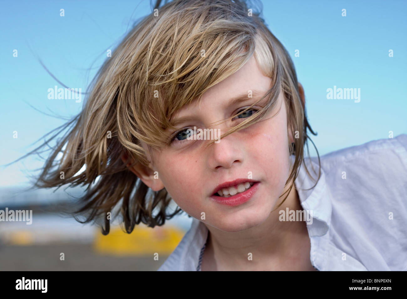 Portrait d'un garçon avec des cheveux exposée au vent Banque D'Images