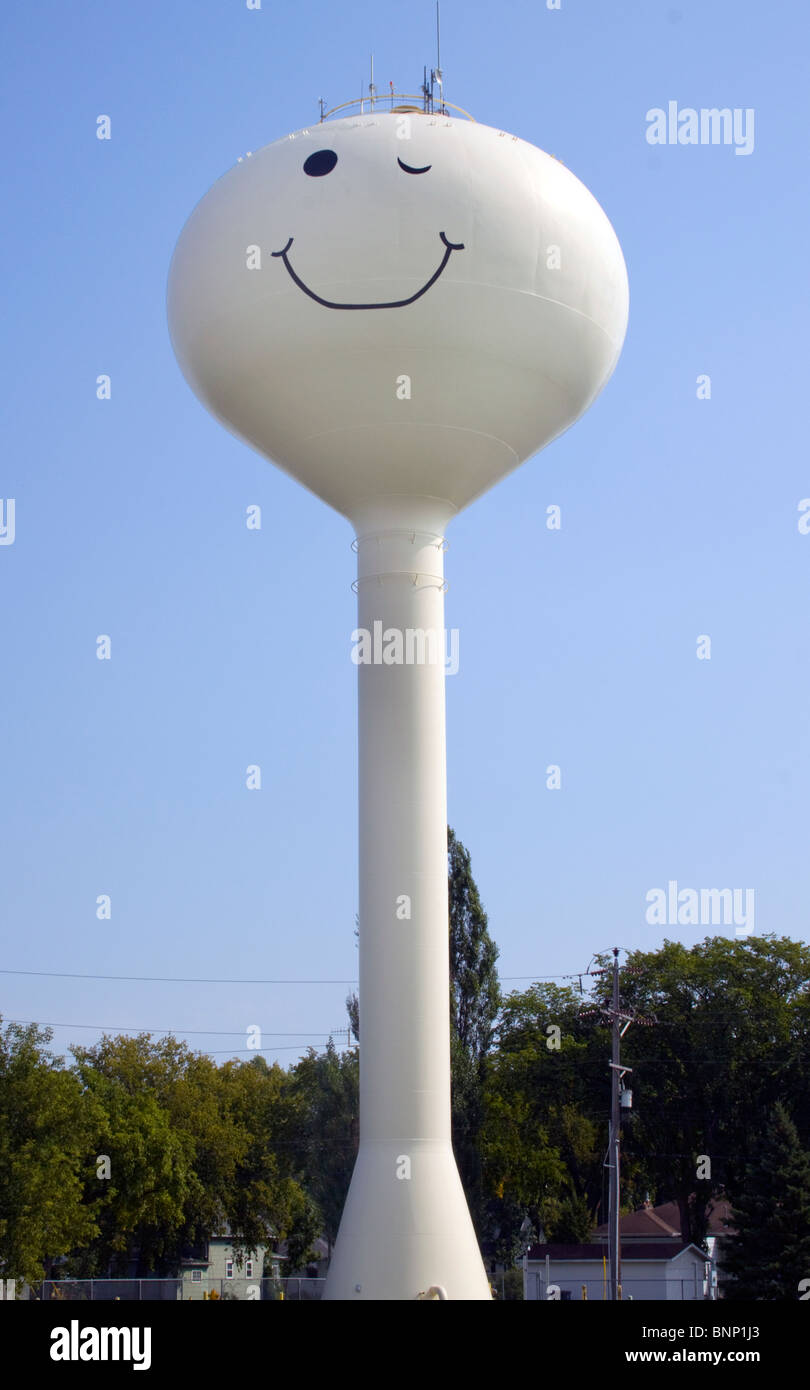 Le Smiley Water Tower à Grand Forks, Dakota du Nord, illumine l'horizon avec son visage gai et sert de point de repère local apprécié. Banque D'Images