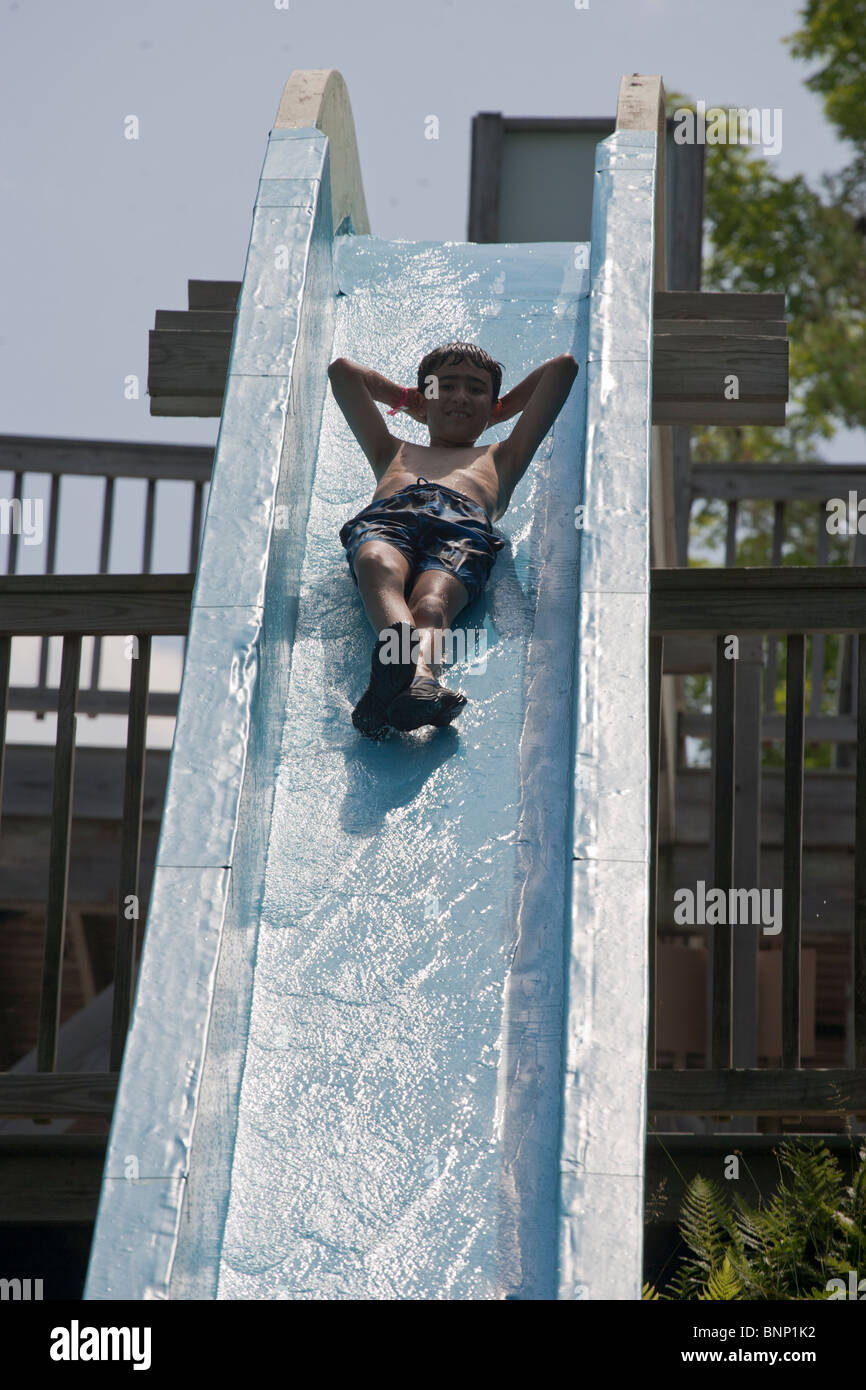 Garçon jouant sur le toboggan. Banque D'Images