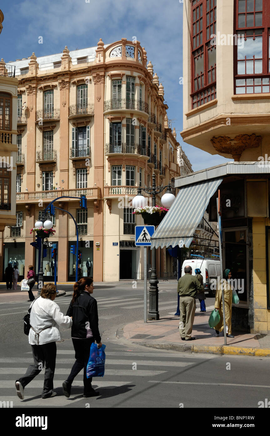 Un couple de la femme espagnole, Mère et fille, bras dessus, bras dessous, traverser la route dans le centre-ville de Melilla, Espagne Banque D'Images