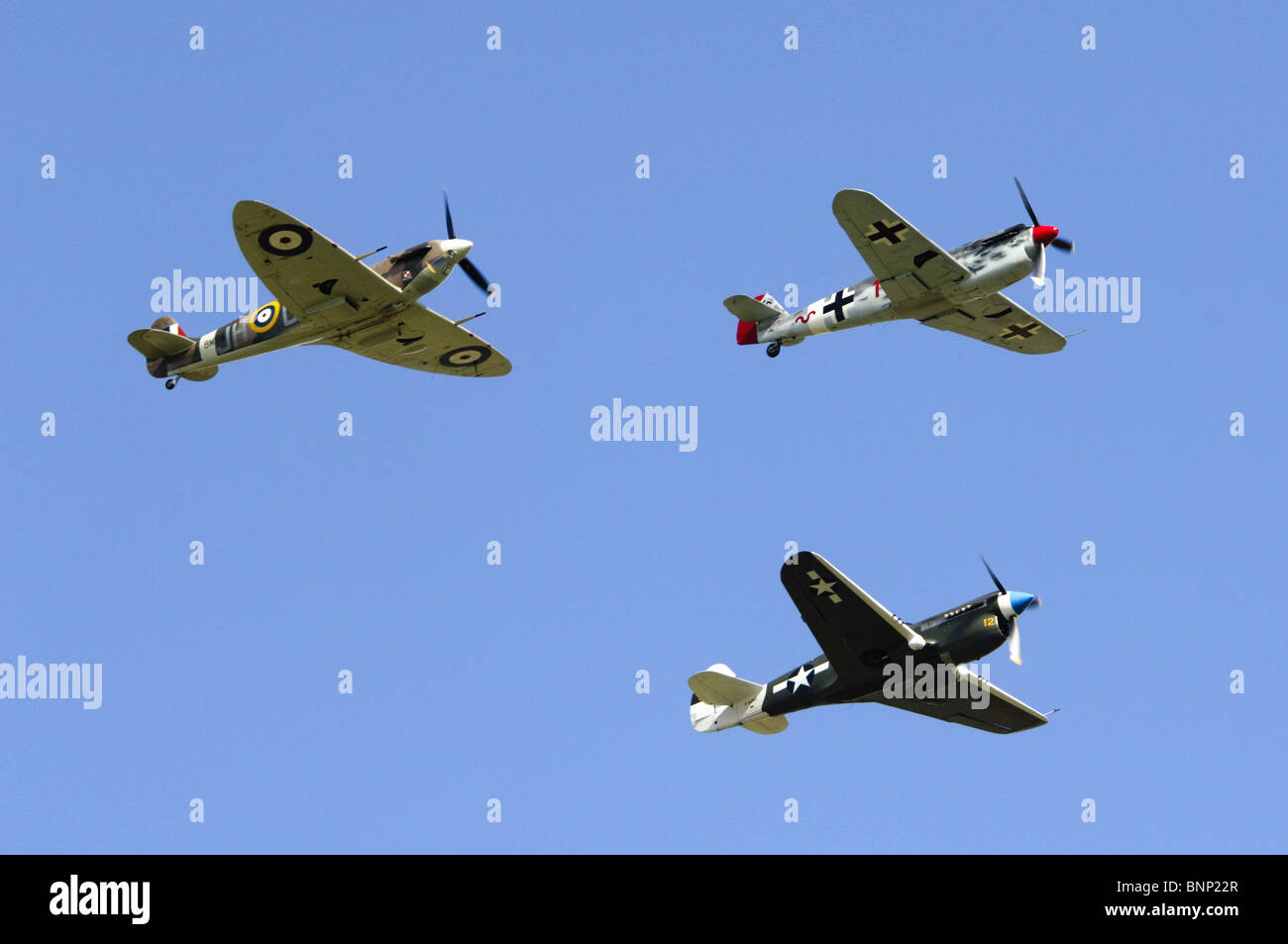 Supermarine Spitfire Vb, Messerschmitt Bf 109G (Hispano HA-1112 MIL Buchon), Curtiss P-40N Warhawk pompiers en formation. Banque D'Images